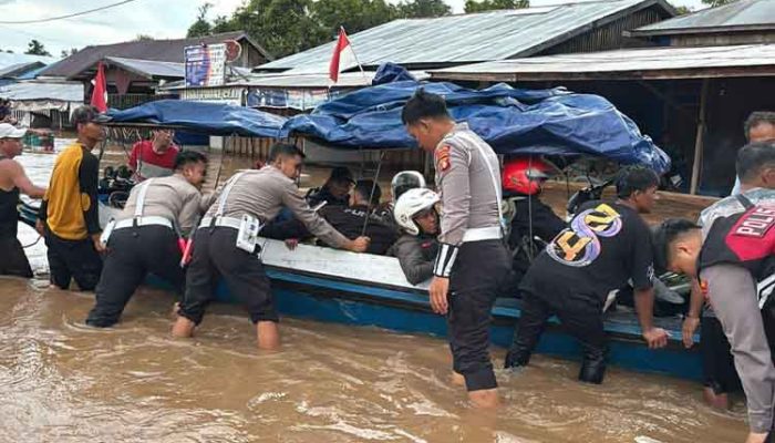 Polisi Atur Lalu Lintas dan Pengamanan di Titik Banjir Jalan Lintas Palangka Raya – Buntok