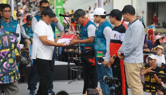 Jelang HUT RI: Pemprov Kalteng Bagikan Ribuan Bendera Merah Putih 